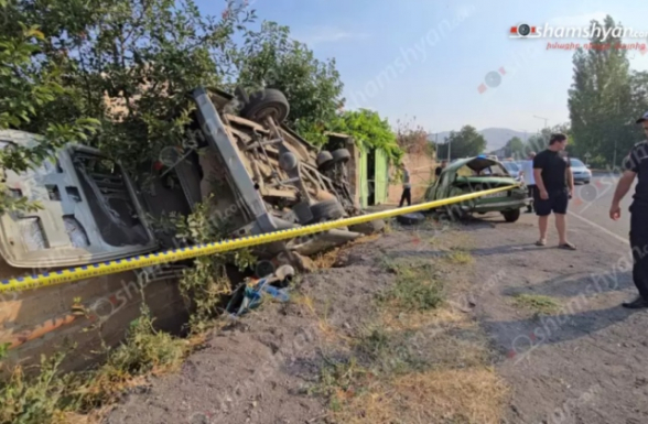 Կարբիում բախվել են «ՎԱԶ 2106»-ն ու մարդատար «ԳԱԶել»-ը. վերջինը կողաշրջվել է, կոտրել գազախողովակի հենասյուներն ու փլուզել Վաչե Թովմասյանի տատի տան քարե պարիսպը